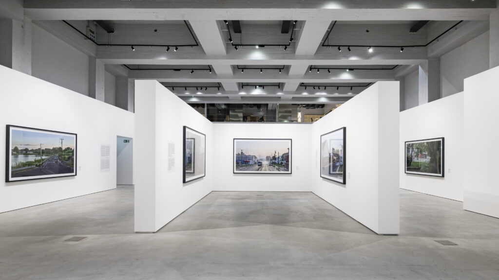 Artbox su La7, dall’America contemporanea con gli scatti di Gregory Crewdson alla Casa Museo di Verga