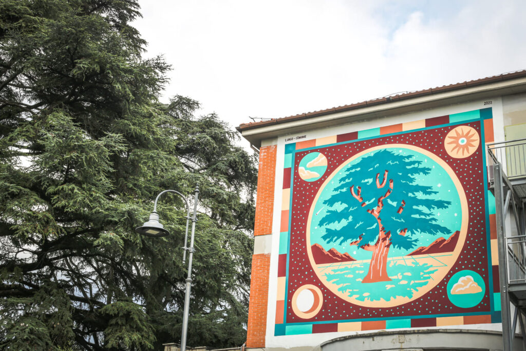 “Litahmi”, a San Cesareo duecento metri di eco-murales dello street artist Luogo Comune a protezione del Cedro del Libano