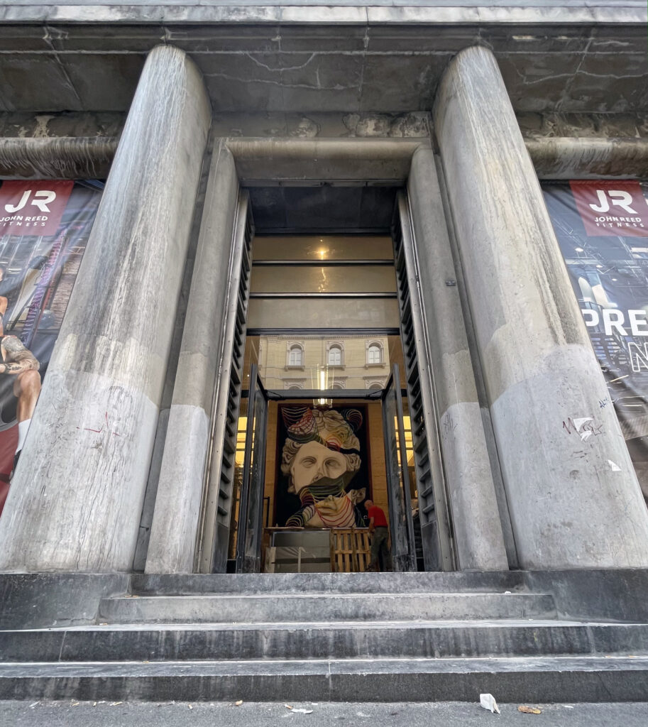 Trieste: 16 Urban Artist per riqualificare il palazzo razionalista dell’ex Banco di Napoli trasformato in palestra