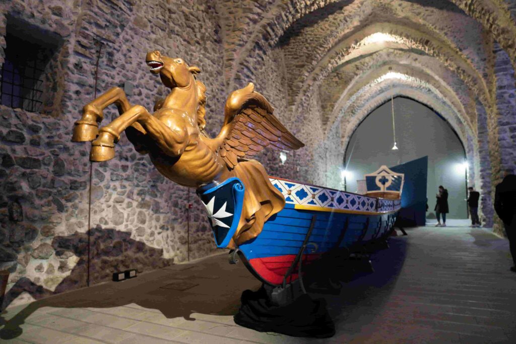 Amalfi, restaurato il vecchio galeone “Vittoria” che torna all’Arsenale