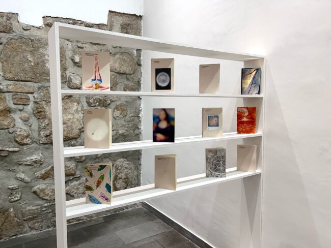 Foto_mostra-Transpassing_Le-12-copie-dartista-dei-romanzi-editi-da-Transeuropa