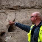 Archeologia. A Gerusalemme un fossato di oltre 1.000 anni fa e la misteriosa impronta di una mano 