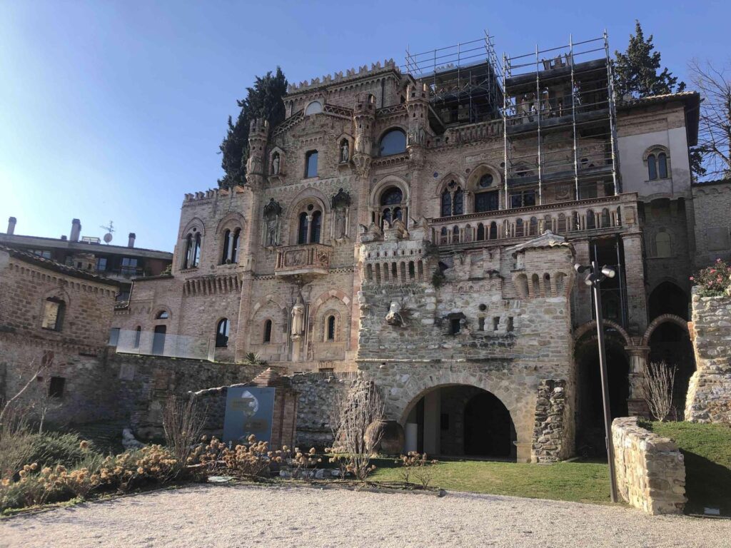 Riapre a Teramo il Castello Della Monica con “La camera delle meraviglie” 