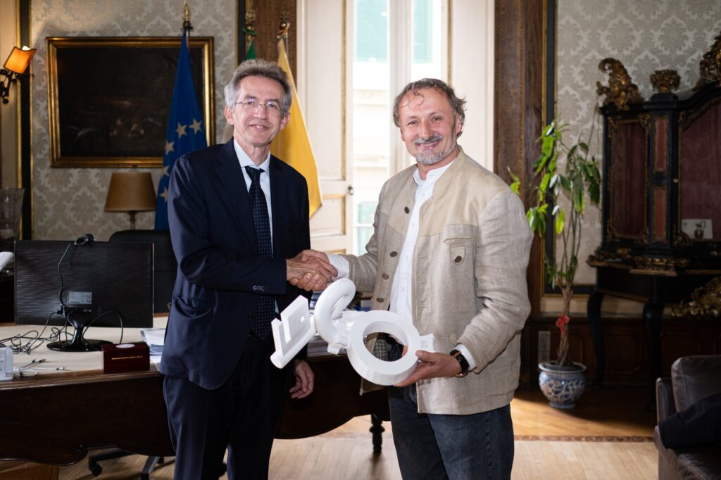 La monumentale “Key of Today” di Milot inaugura a marzo 2023 a Piazza Mercato a Napoli