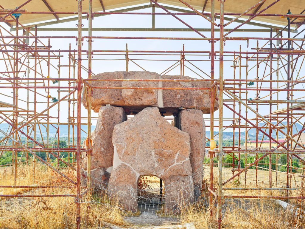 “Dolmen e Menhir in Sardegna”: al MAN di Nuoro 60 scatti di Olivo Barbieri