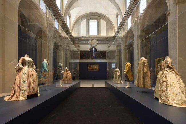 26-_ER_9207 Installation view, L’arte della Moda. L’età dei sogni e delle rivoluzioni 1789-1968, Museo Civico San Domenico, 2023; ph. Emanuele Rambaldi