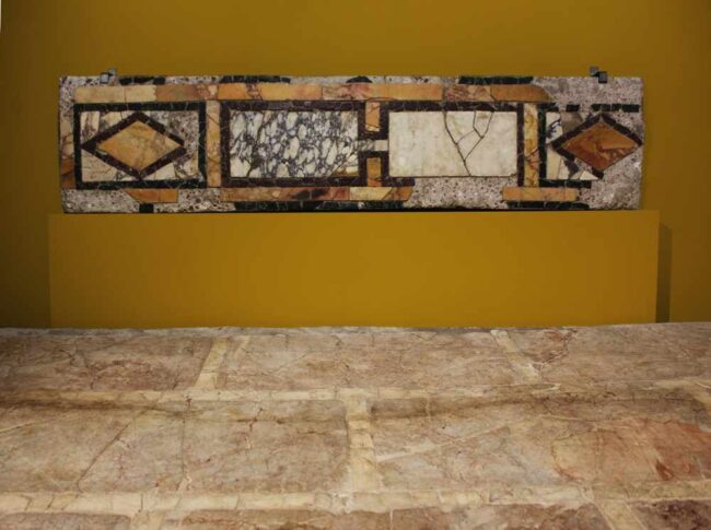 • Fascia in opus sectile: motivo con riquadri e losanghe, IV-V sec. d.C. Pannello in opus sectile: motivo a isodomo listellato, II sec. d.C. • Fascia in opus sectile: motivo con riquadri e losanghe, IV-V sec. d.C. Pannello in opus sectile: motivo a isodomo listellato, II sec. d.C.