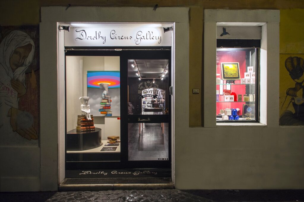 Alla Dorothy Circus Gallery di Roma 11 artisti per una collettiva che celebra il potere dell’arte