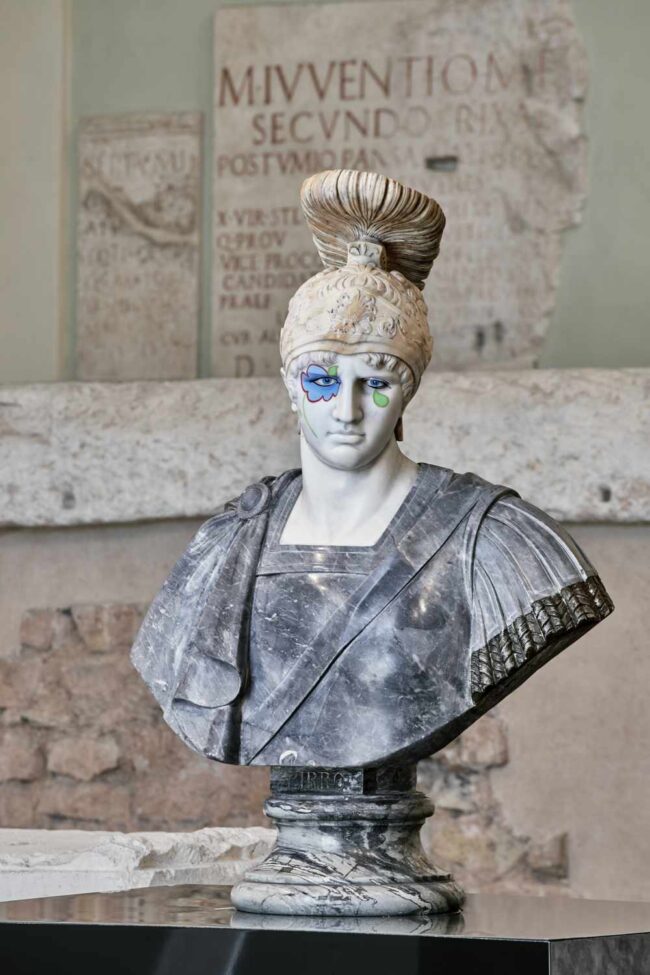 Francesco-Vezzoli-Achille-2021 Francesco Vezzoli Achille!, 2021 Busto di marmo italiano (XIX secolo), base di marmo verde, gesso, pittura acrilica / Italian marble bust (19th century), associated green marble socle, chalk, acrylic paint; cm 106 x 76 x 36 Courtesy Francesco Vezzoli, Almine Rech Gallery, Galleria Franco Noero e Apalazzogallery Ph. Alessandra Chemollo, Fondazione Brescia Musei