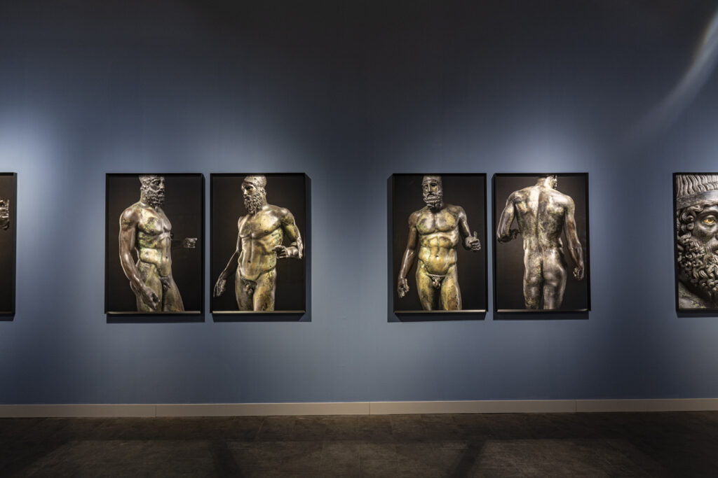 I Bronzi di Riace nelle fotografie di Luigi Spina. Prorogata la mostra alla Galleria dell’Accademia