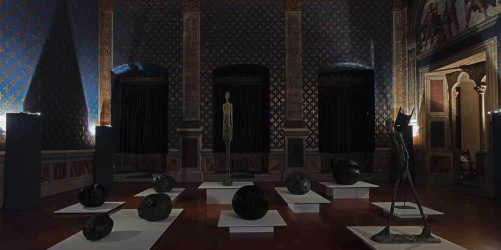 giacomettifontana Installation views Giacometti - Fontana. La ricerca dell'assoluto. Ph Serge Domingie. Courtesy Museo Novecento