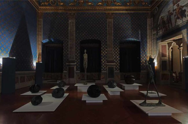 Installation views Giacometti - Fontana. La ricerca dell'assoluto. Ph Serge Domingie. Courtesy Museo Novecento