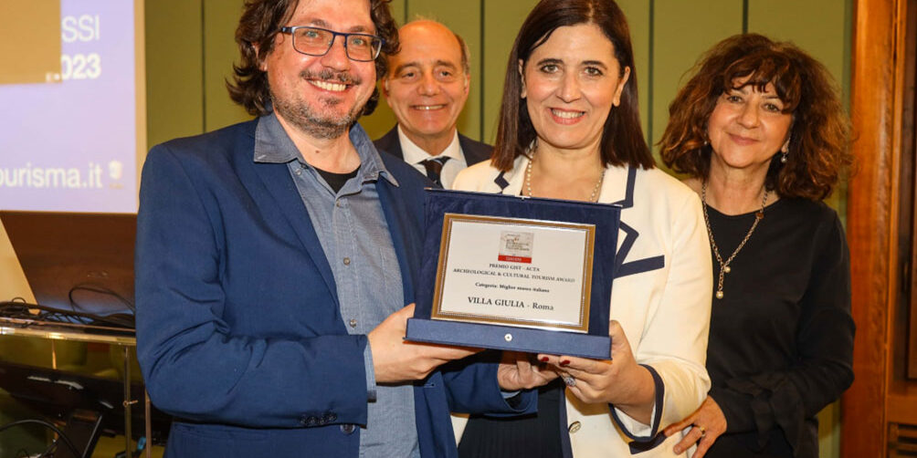 In foto: il Direttore Valentino Nizzo riceve il Premio come Miglior Museo Italiano dalla giornalista e ideatrice del Premio, Clara Svanera. Presenti: Sabrina Talarico, Presidente di GIST e Francesco Tapinassi, Presidente di Toscana Promozione Turistica. Foto: Beppe Cabras