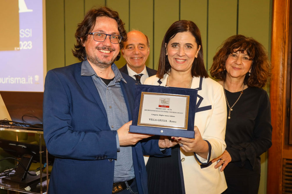 In foto: il Direttore Valentino Nizzo riceve il Premio come Miglior Museo Italiano dalla giornalista e ideatrice del Premio, Clara Svanera. Presenti: Sabrina Talarico, Presidente di GIST e Francesco Tapinassi, Presidente di Toscana Promozione Turistica. Foto: Beppe Cabras