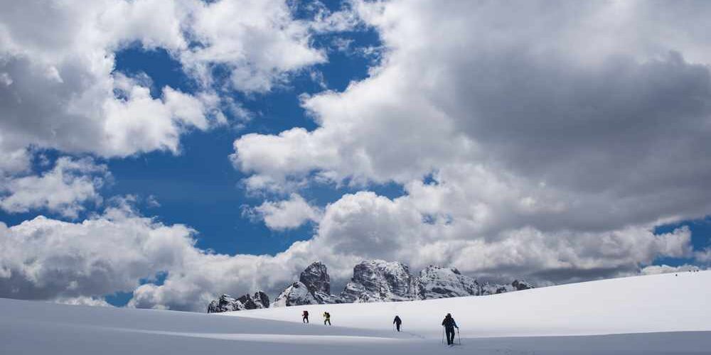 team in cammino sul monte piana con vista sul cristallo, Dolomiti, maggio 2019. ph. Sara Furlanetto