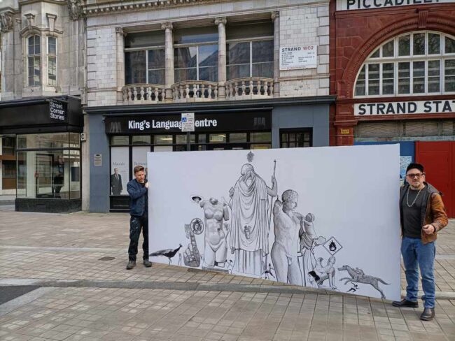 011-Peace-in-Pieces-attraversa-lo-Strand-e-sosta-di-fonte-alla-Piccadilly-Strand-Station-1 Peace in Pieces attraversa lo Strand e sosta di fonte alla Piccadilly Strand Station