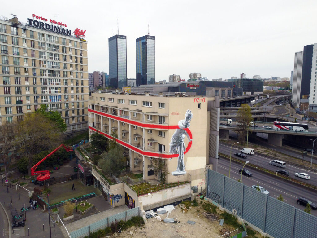 “The Olympic Ring between Apollo and Daphne”, il murale di OZMO a Parigi. Video