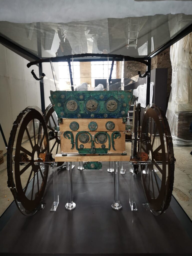 Ricostruito il carro “della sposa” ritrovato a Pompei. Sarà in mostra al Museo Nazionale Romano