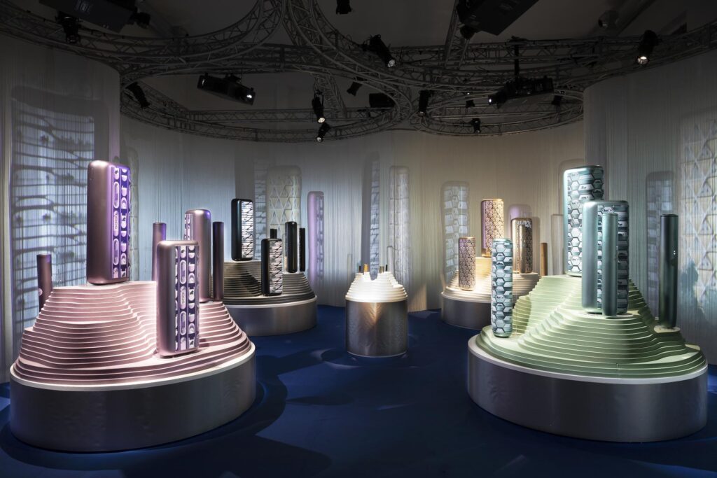 “Metropolis”, l’installazione immersiva di Fabio Novembre alla Milano Design Week nello spazio IQOS
