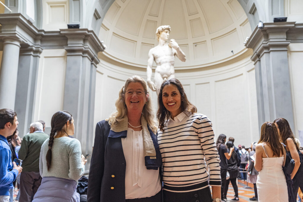 La direttrice della Galleria dell’Accademia di Firenze incontra la preside USA licenziata per aver mostrato il David di Michelangelo
