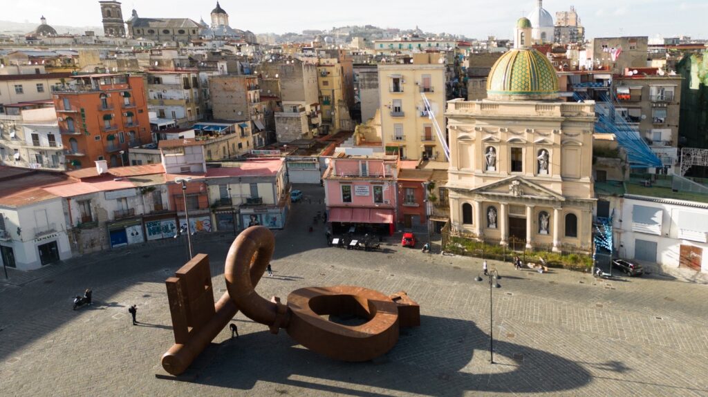 “Key of Today”, la monumentale opera di Milot a Napoli per tre mesi