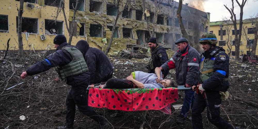 Evgeniy Maloletka Ucraino, nato nel 1987 - Attacco aereo alla clinica di maternità di Mariupol Vincitore globale Premio Foto dell’anno