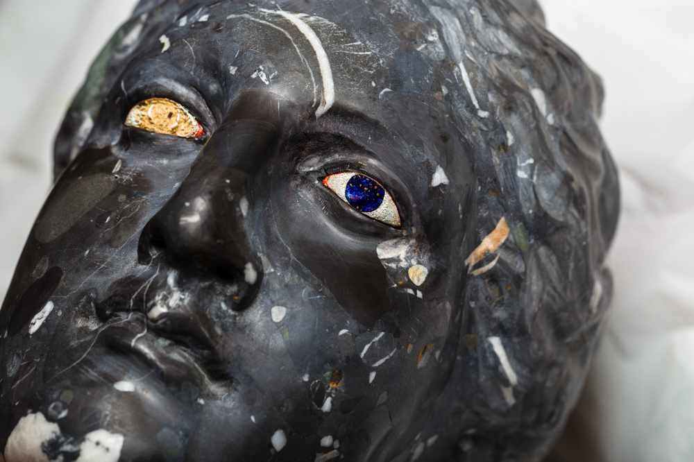 Massimiliano Pelletti Towards you 2023 marmo nero e micromosaico in vetro / black marble and glass micromosaic cm 40 x 25 x 31 Ph. Giuseppe Siervo Courtesy: Barbara Paci Galleria d’Arte e l’artista