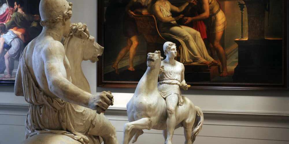 Sullo sfondo: Pelagio Palagi (1775-1860) Arianna dà a Teseo il filo per uscire dal labirinto, 1814 Olio su tela, cm 271 x 175 Bologna, Collezioni Comunali d’ArteFoto Roberto SerraCourtesy Settore Musei Civici Bologna | Musei Civici d’Arte Antica