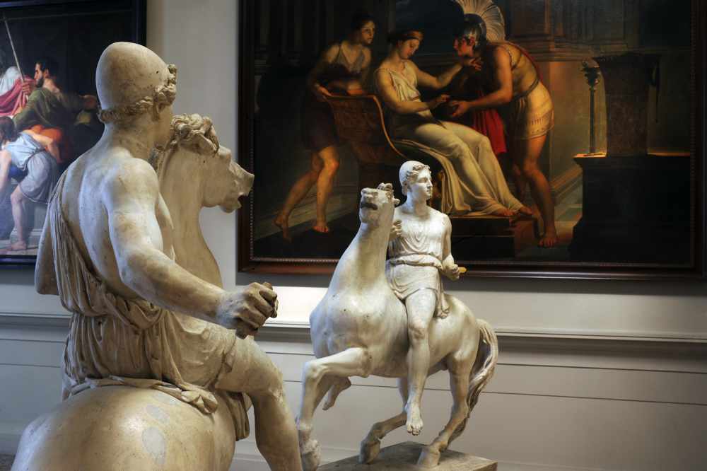 1_Collezioni_Comunali_dArte_Mostro_eroe Sullo sfondo: Pelagio Palagi (1775-1860) Arianna dà a Teseo il filo per uscire dal labirinto, 1814 Olio su tela, cm 271 x 175 Bologna, Collezioni Comunali d’ArteFoto Roberto SerraCourtesy Settore Musei Civici Bologna | Musei Civici d’Arte Antica