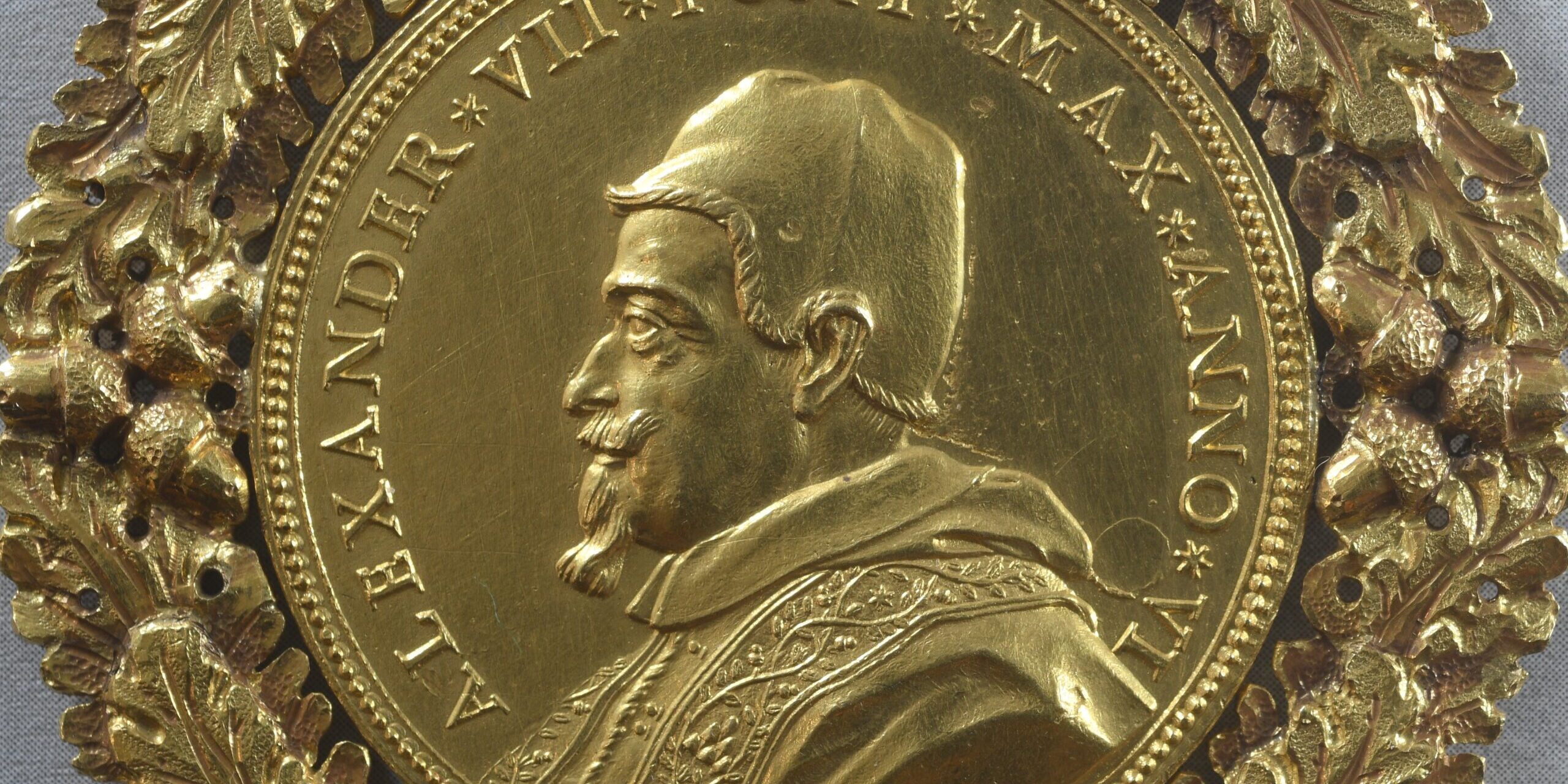 Gioacchino Francesco Travani, Alessandro VII Chigi e l’arsenale di Civitavecchia, medaglia, oro, coniazione, 60 mm, 1660. Firenze, Museo Nazionale del Bargello, inv. 7254 (foto Giandonato Tartarelli, SNS, su concessione del Ministero della Cultura)