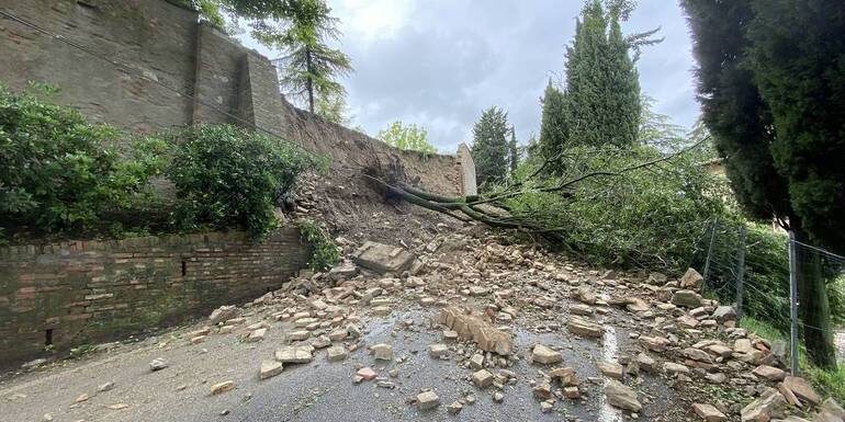 Crollo delle mura dell'abbazia benedettina di Santa Maria del Monte a Cesena
