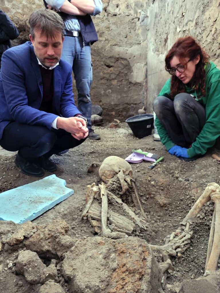 Pompei, rinvenuti due scheletri durante lo scavo nell’Insula dei Casti Amanti