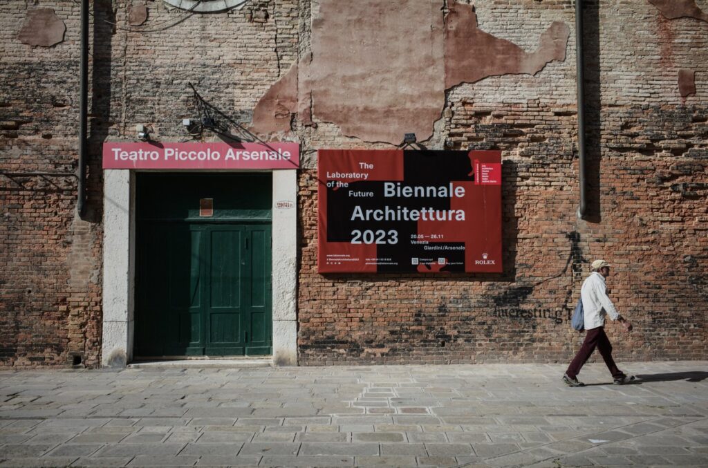 Biennale di Architettura: visti negati a tre collaboratori ghanesi della curatrice. La replica della Farnesina