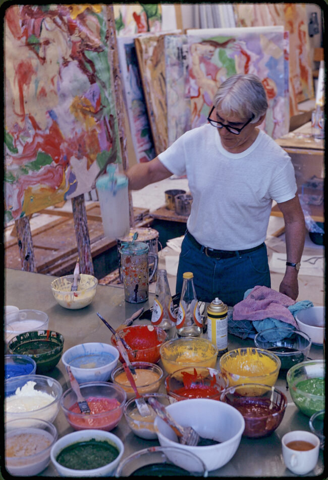 Courtesy The Willem de Kooning Foundation Willem de Kooning nel suo Studio a East Hampton, New York 1971 Foto di Dan Budnik ©2023 Proprietà di Dan Budnik. Tutti i diritti riservati