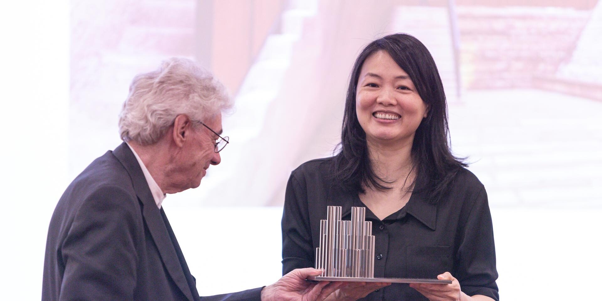 llll Mario Botta consegna a Xu Tiantian lo Swiss Architectural Award 2022 © Alberto Canepa, Accademia di architettura - USI