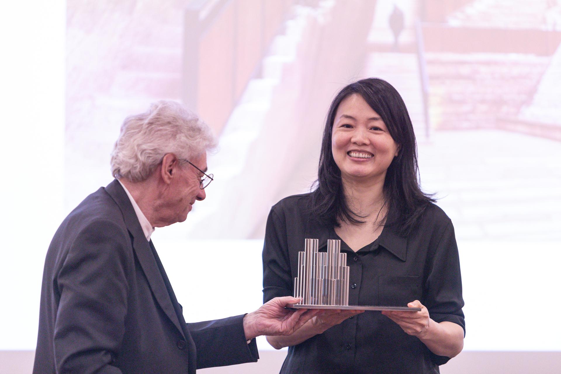 Mario Botta consegna a Xu Tiantian lo Swiss Architectural Award 2022 © Alberto Canepa, Accademia di architettura - USI