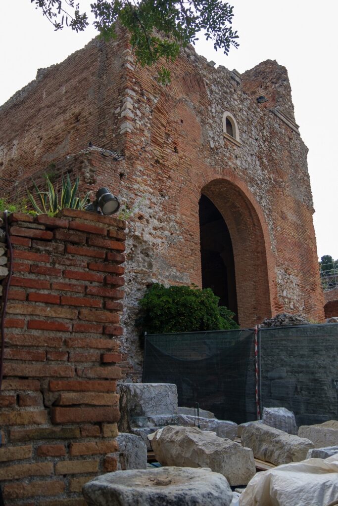 “Palinsesti”, al Teatro Antico di Taormina una mostra tra reperti e contenuti multimediali 