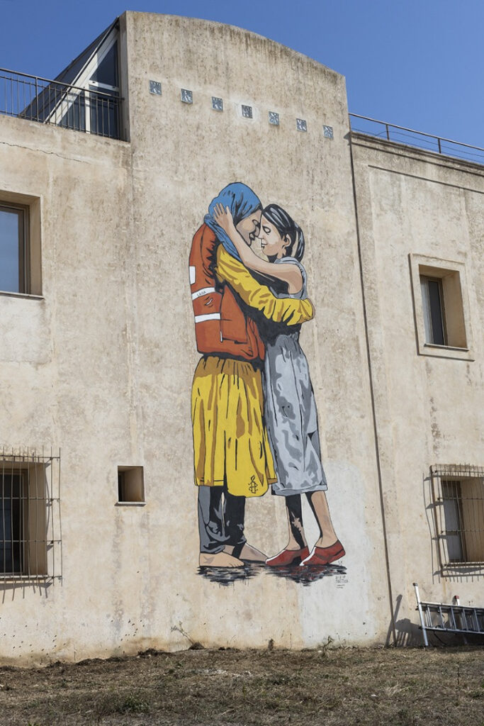 Laika e il murale a Lampedusa con Amnesty International Italia