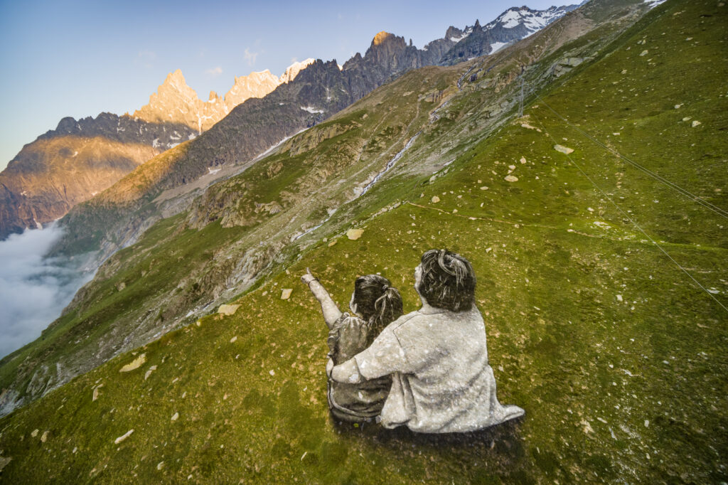 “Une Grande Dame”, l’opera monumentale di Saype ai piedi del Monte Bianco 