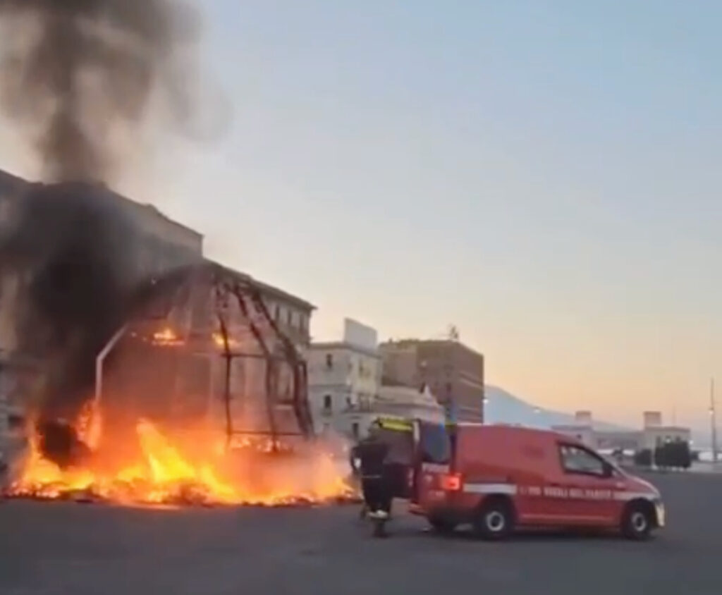 A fuoco la “Venere degli stracci” di Pistoletto a Napoli