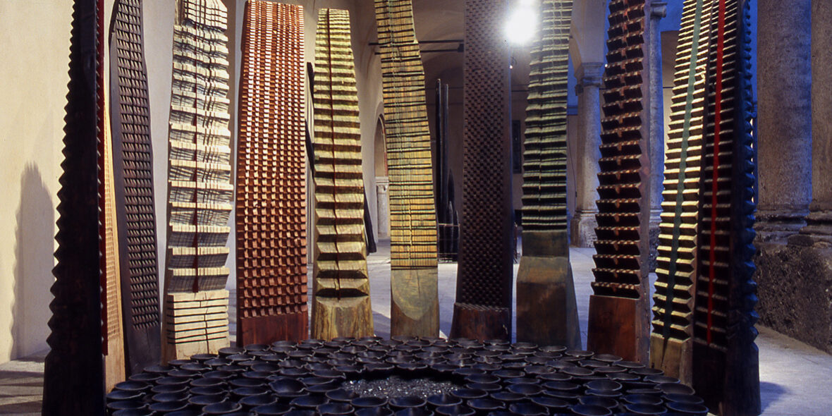 Bosco, 1989, installazione, legno, terra di fucina e coppelle in ferro, Museo Diocesano di Milano, 2005, Ph. F. Cattabiani