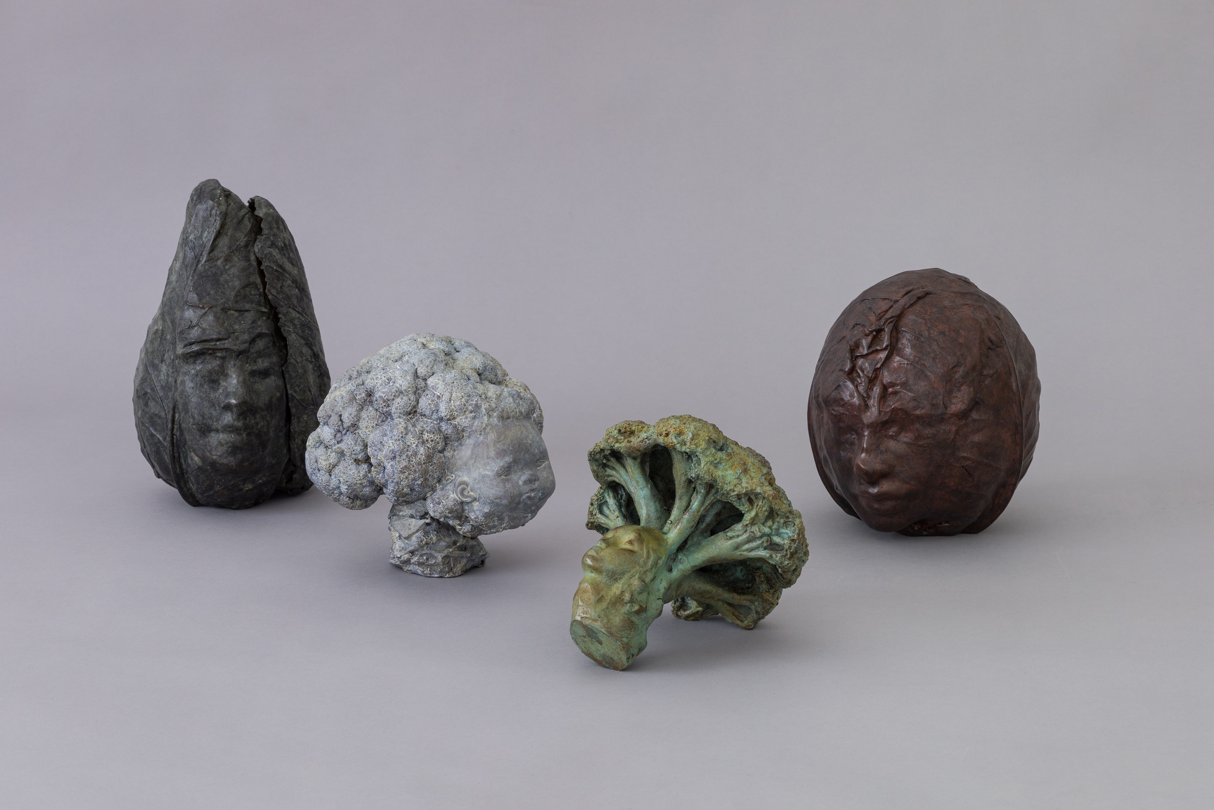 Serena Vestrucci Teste di cavolo 2021 – 2022 Bronzo, quattro mesi 15 x 15 x 14 cm | 16 x 16 x 18 cm | 15 x 15 x 26 cm | 21 x 21 x 20 cm Courtesy l'artista e Galleria Renata Fabbri, Milano Foto: Alberto Fanelli