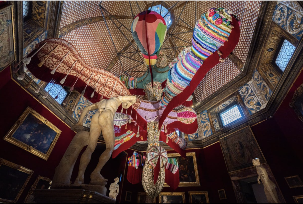 Alle Gallerie degli Uffizi Joana Vasconcelos sfida le convenzioni e gli stereotipi di genere