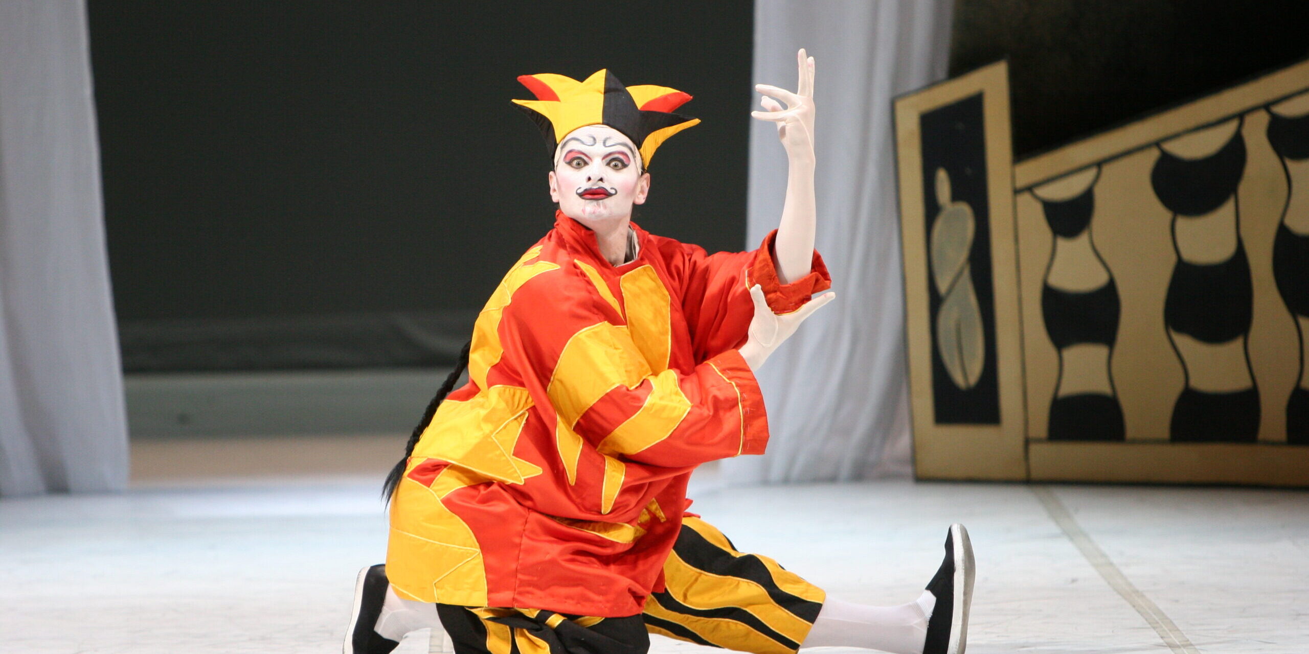 costume Pablo Picasso Il prestigiatore cinese  Scene e costumi di Pablo Picasso per il balletto "Parade"; prima rappresentazione Parigi, 1917 Musica di Erik Satie; Coreografia Léonide Massine Costume ricostruito da Anna Biagiotti nel 2007 per la rappresentazione al Teatro dell’Opera di Roma Ballerino Manuel Parucchini Primi Ballerini, Solisti, e Corpo di Ballo del Teatro dell’Opera di Roma © Teatro dell’Opera di Roma, Archivio Storico