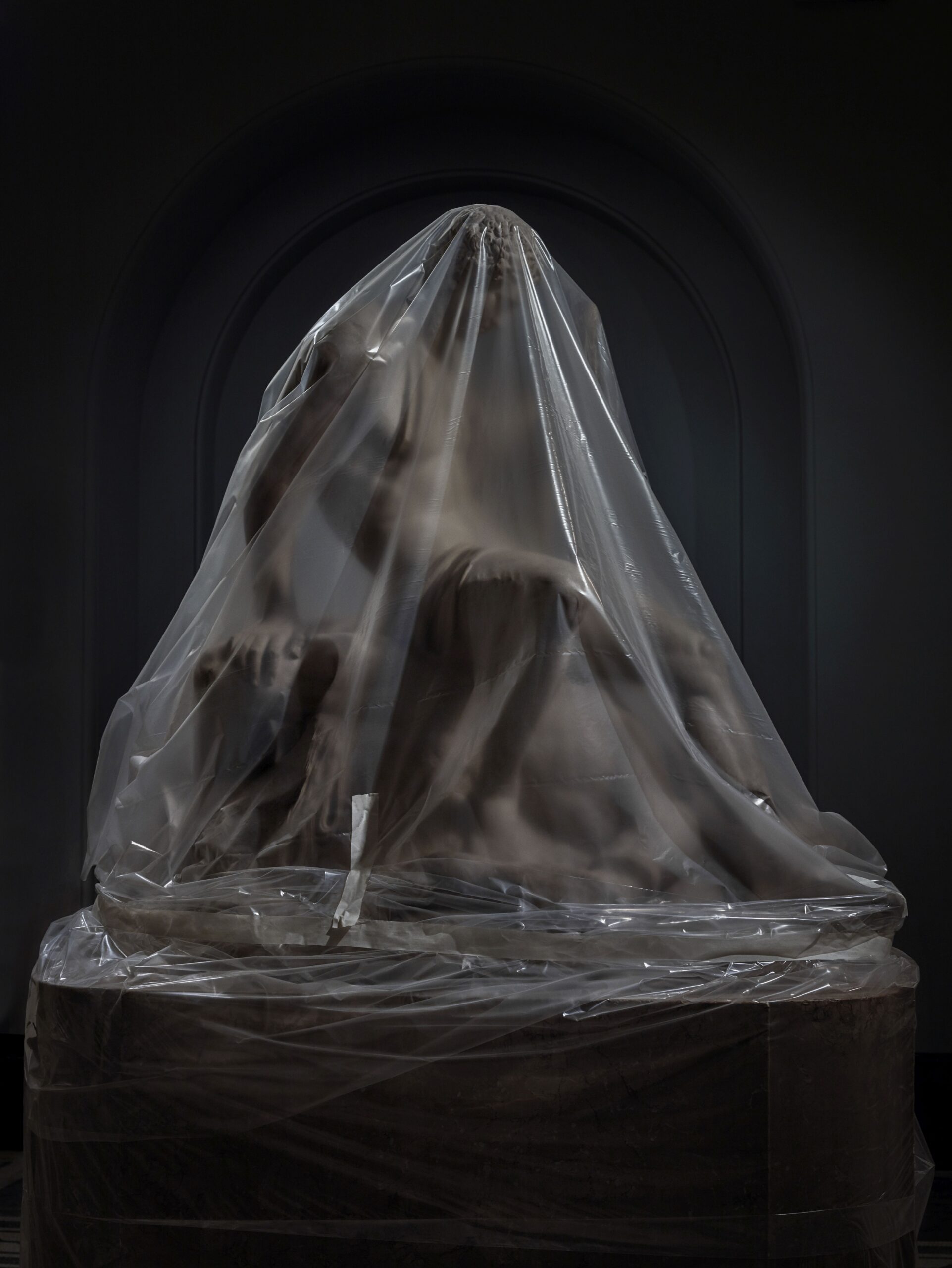 1_Simon-Roberts_Shrouded-Sculpture-1-Theseus-and-the-Minotaur-by-Antonio-Canova-2021