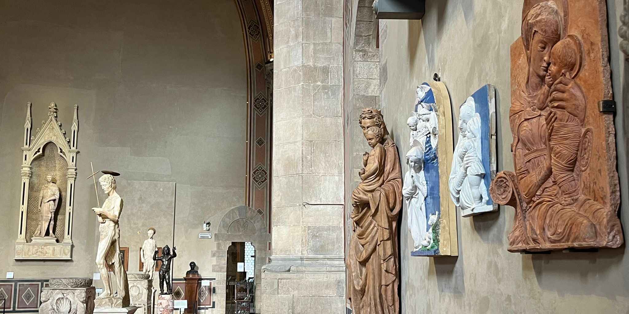 La-Madonna-di-vie-Pietrapiana-allinterno-del-Salone-di-Donatello_Museo-Nazionale-del-Bargello_Firenze La Madonna di vie Pietrapiana all'interno del Salone di Donatello_Museo Nazionale del Bargello_Firenze