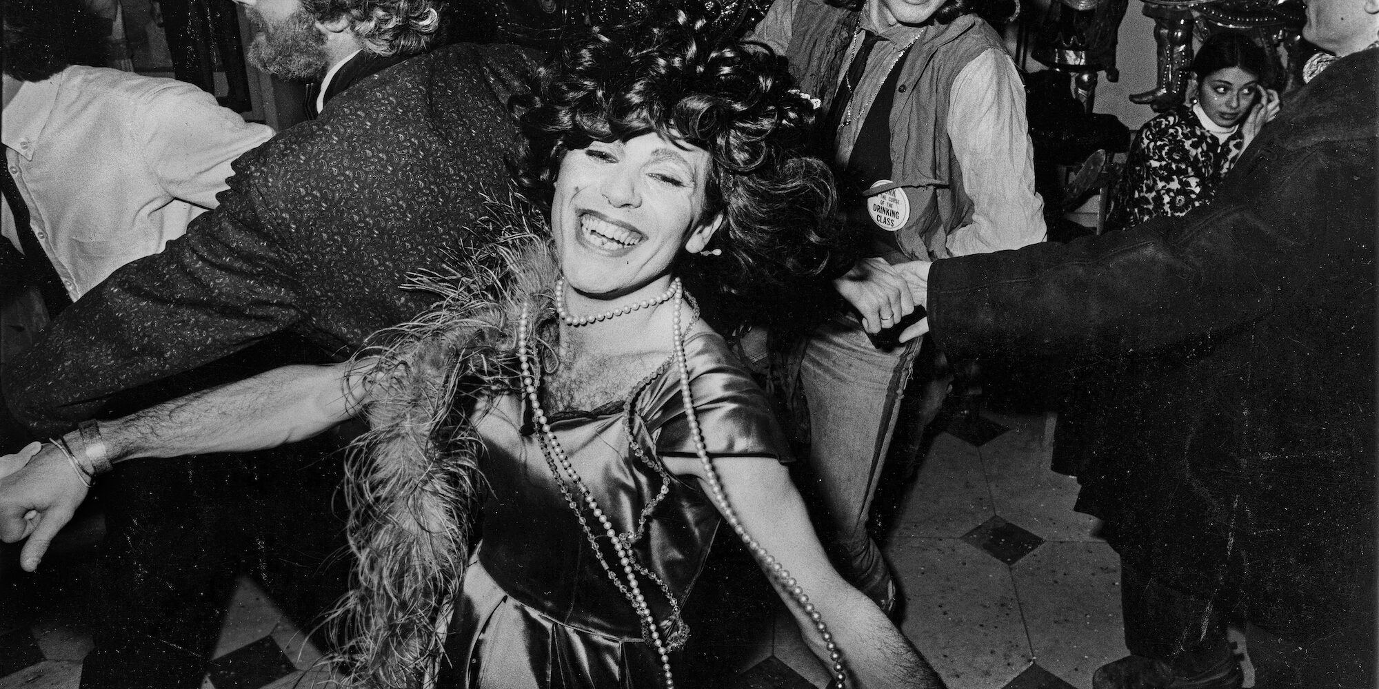 La-festa-degli-attori-del-Teates-al-Museo-delle-Marionette.-Palermo-1981-©-Archivio-Letizia-Battaglia1 La festa degli attori del Teatés al Museo delle Marionette. Palermo, 1981