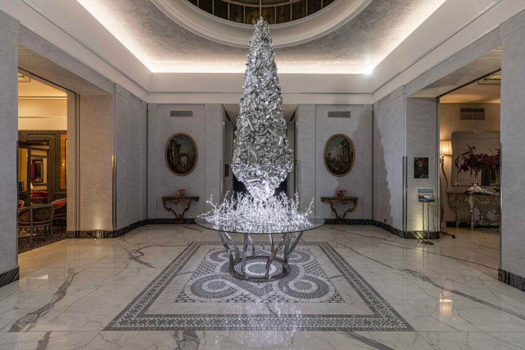 Arte sostenibile all’Hotel Artemide di Roma con l’installazione di Alessandro Gerull