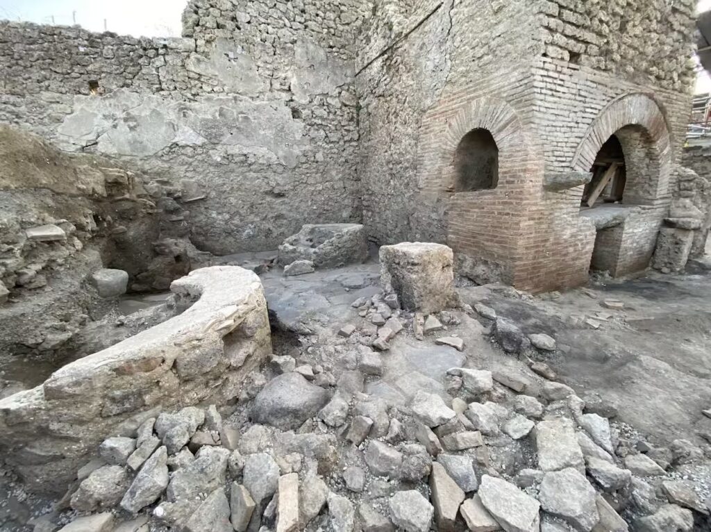 Pompei: nella Regio IX emerge un panificio-prigione
