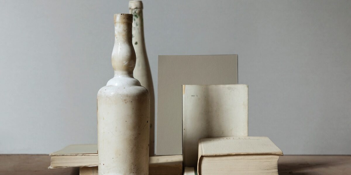 5_Mary_Ellen_Bartley_Two-Bottles-on-Left Mary Ellen Bartley Two Bottles on Left, 2022 stampa su pigmento d’archivio montata su dibond 68,58 x 91,44 cm